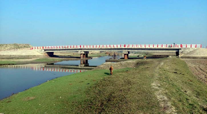 অবৈধ বাঁধে ‘মৃত’ ভুলুয়া নদী