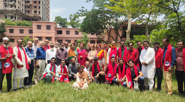 বয়স হার মানলো, নাচে-গানে মাতলেন কুমিল্লা মডার্ন স্কুলের প্রাক্তনরা