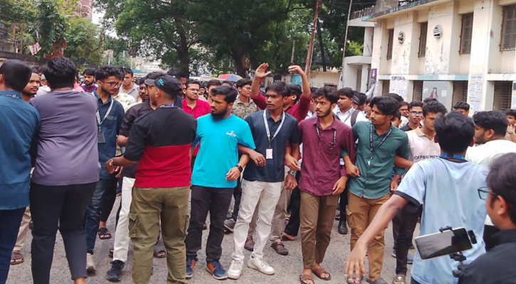 ছয় দফা দাবিতে তেজগাঁওয়ে পলিটেকনিক শিক্ষার্থীদের বিক্ষোভ 
