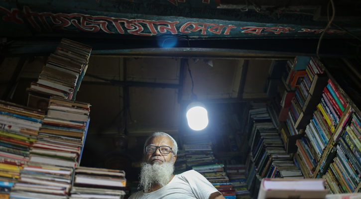 পুরোনো বইয়ের পাহারাদার একজন ‘শাহজাহান মামা’
