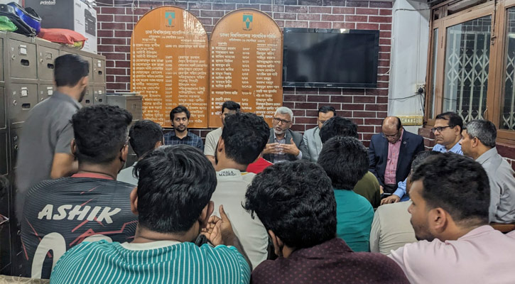 আন্দোলনকারীদের সঙ্গে বৈঠকে উপদেষ্টা আসিফ ও পিএসসির সদস্যরা  
