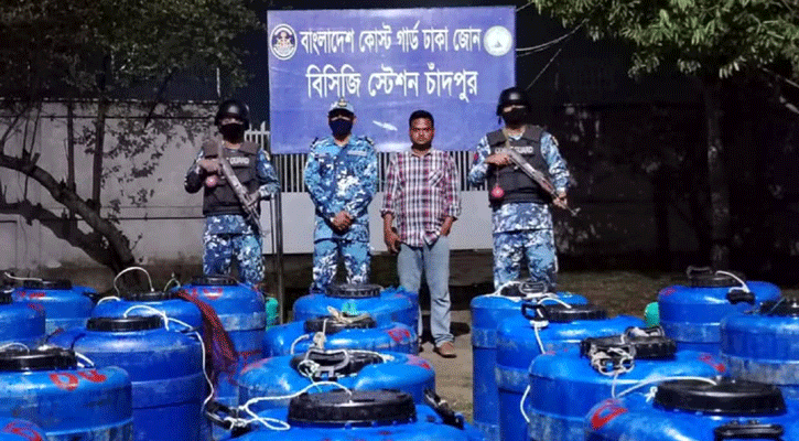 হাইমচরে ১২ লাখ চিংড়ি রেনু জব্দ করে ডাকাতিয়া নদীতে অবমুক্ত