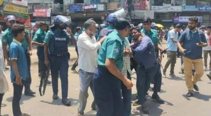 ব্যাটারিরিকশা চালকদের সমাবেশে পুলিশের বাধা, গ্রেপ্তার ৩