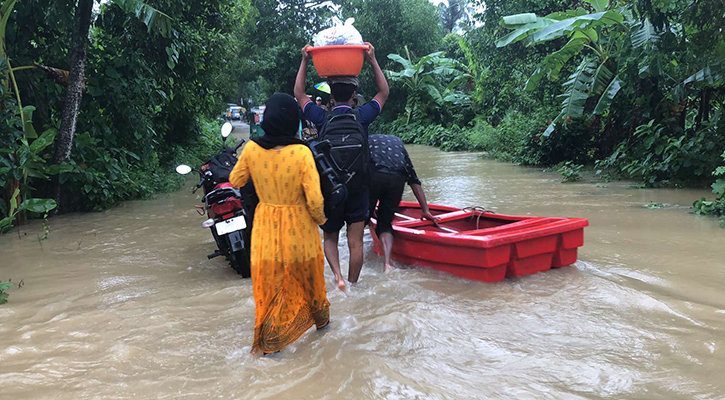 ফেনীসহ চার জেলায় বন্যায় ক্ষতিগ্রস্তরা পেলেন ৩০০ ঘর