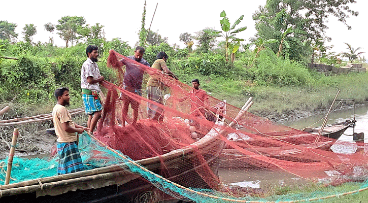 মধ্যরাতে মেঘনায় ইলিশ ধরতে নামবেন জেলেরা