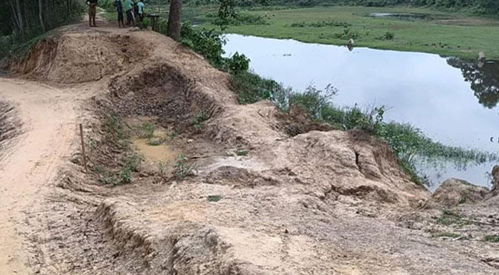 বর্ষায় মনু নদীর প্রতিরক্ষা বাঁধ নিয়ে শঙ্কা