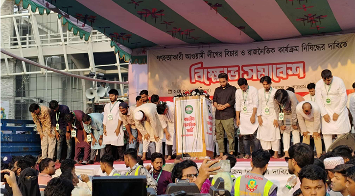 মঞ্চে আখতারের ইমামতিতে নামাজ আদায় এনসিপি নেতাদের