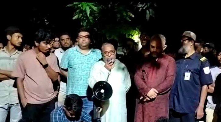 খুবি শিক্ষকের ওপর হামলা, গভীর রাতে ক্যাম্পাসে বিক্ষোভ