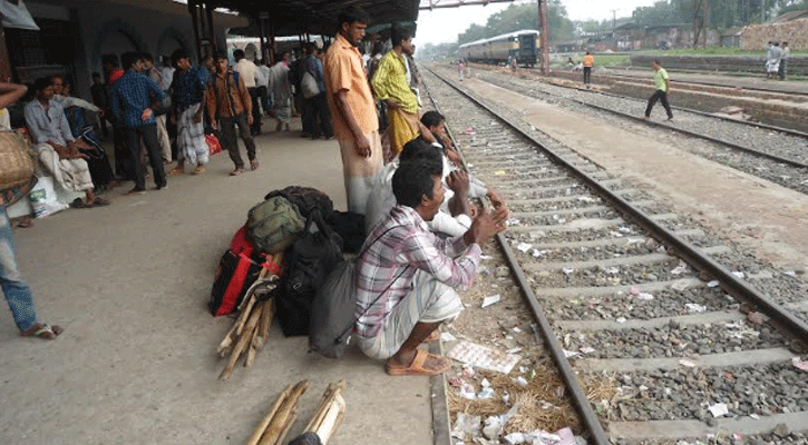 ধান কাটতে ট্রেনে-বাসে জেলার বাইরে ছুটছেন কৃষিশ্রমিকরা