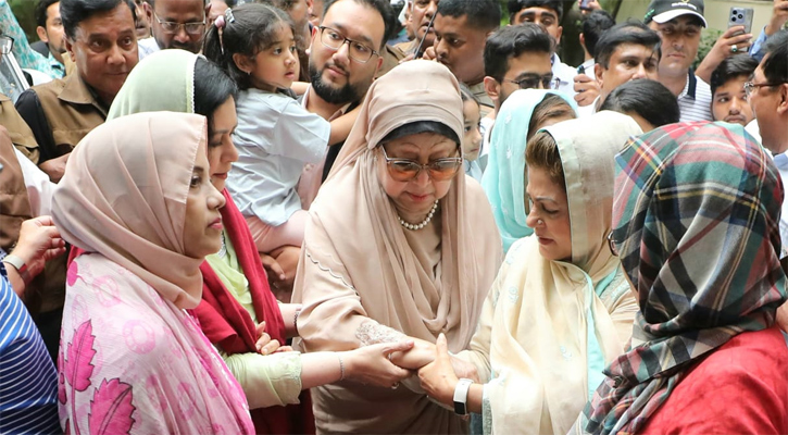 দুই পুত্রবধূকে নিয়ে হেঁটে বাসায় ঢুকলেন খালেদা জিয়া