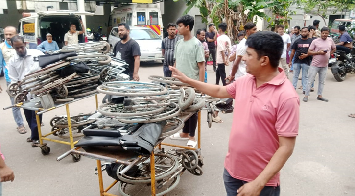 ঢামেকে আকস্মিক অভিযানে অবৈধ ২১ হুইলচেয়ার জব্দ