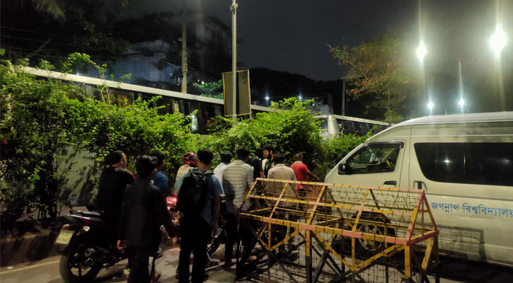 ১০ বাসে এলেন শিক্ষক-শিক্ষার্থীরা, কাকরাইল মোড় অচল