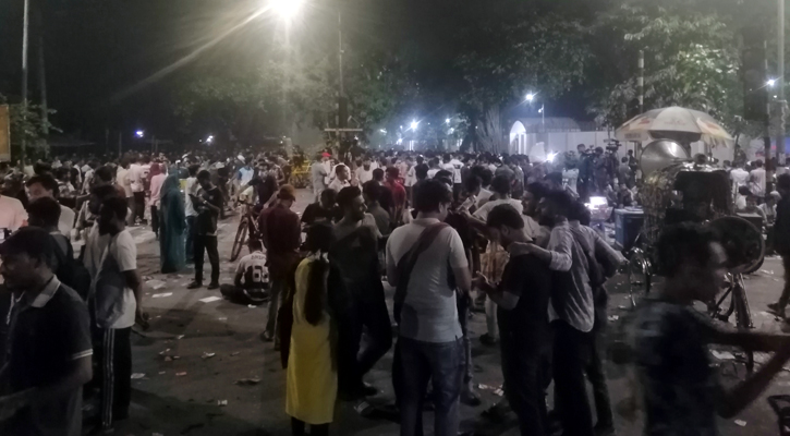দাবি আদায়ে অনড় জবি শিক্ষার্থীরা, কাকরাইলে তীব্র যানজট