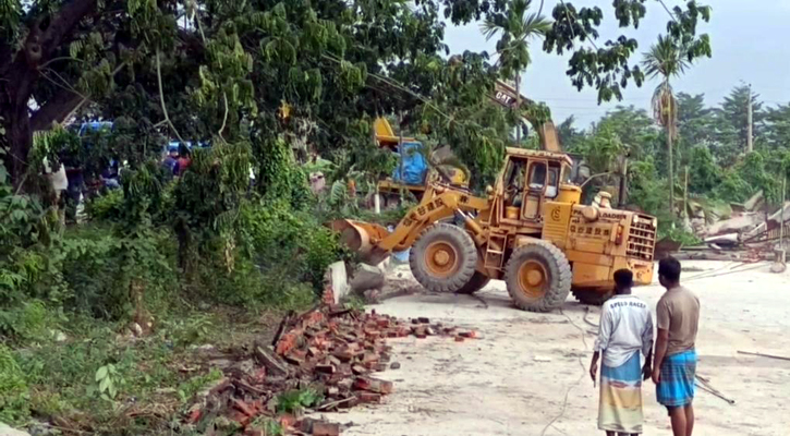 বিতর্কিত ঢাকা বোট ক্লাবে উচ্ছেদ অভিযান