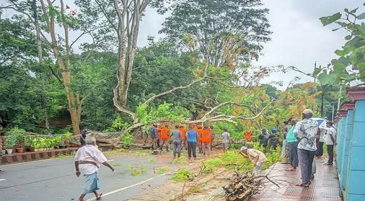 রাঙামাটিতে বাড়ছে পাহাড় ধস, আশ্রয় কেন্দ্রে ছুটছে মানুষ