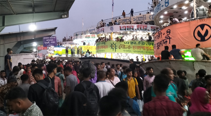 বৃষ্টির মধ্যেও সদরঘাটে যাত্রীদের উপচে পড়া ভিড় 