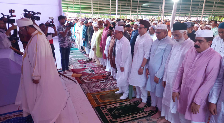 জমিয়তুল ফালাহ মসজিদ প্রাঙ্গণে ঈদুল আজহার প্রধান জামাত 