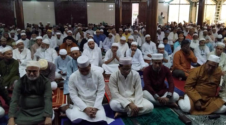খুলনায় ঈদের জামাতে মুসল্লিদের ঢল