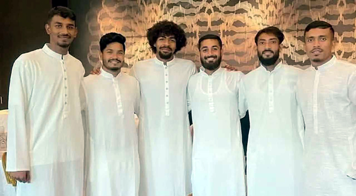 ক্যাম্পেই ঈদ উদযাপন নারী ও পুরুষ ফুটবল দলের