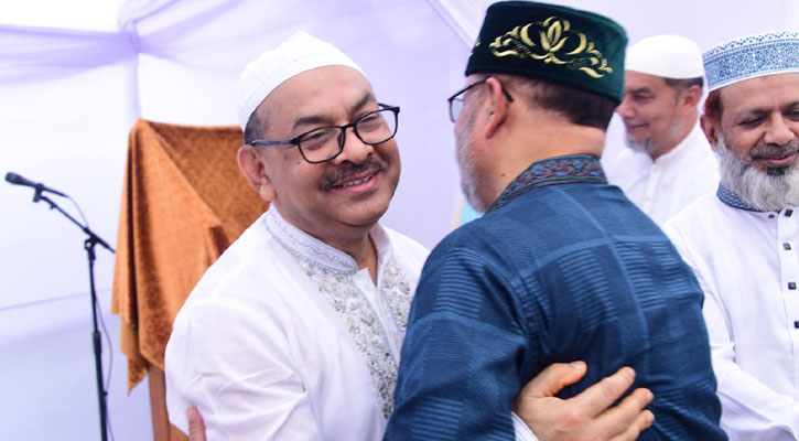 রাজারবাগে ঈদের নামাজ আদায় করলেন ডিএমপি কমিশনার