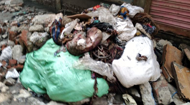 ঢাকার সড়কে কোরবানির বর্জ্যের স্তূপ, দুর্গন্ধে অতিষ্ঠ মানুষ