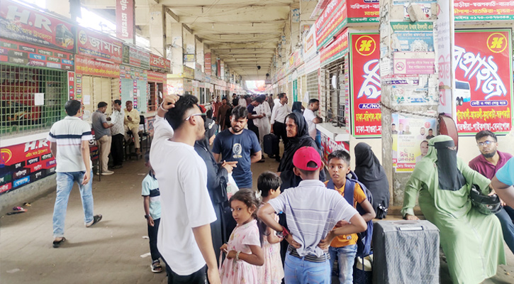 ঈদের তৃতীয় দিনেও বাস কাউন্টারগুলোতে মানুষের ভিড়