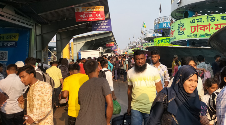ঈদের তৃতীয় দিনেও সদরঘাটে ভিড়, দুর্ভোগ নেই