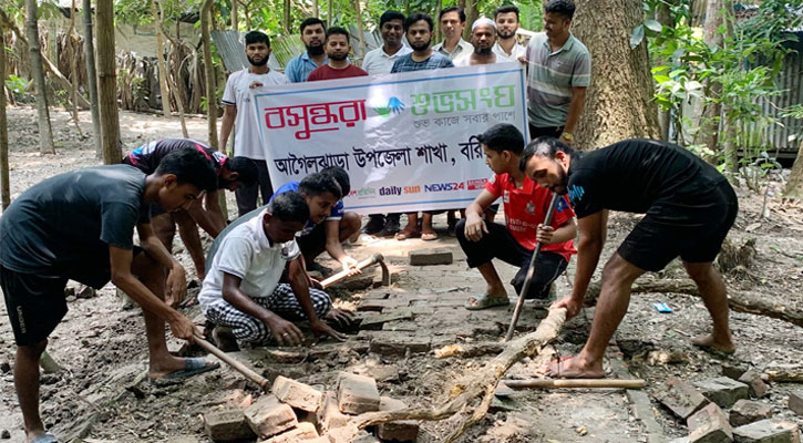 আগৈলঝাড়ায় রাস্তা সংস্কার করল বসুন্ধরা শুভসংঘের বন্ধুরা