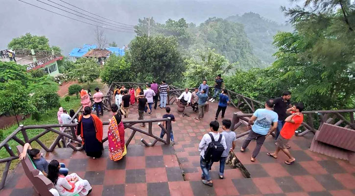 পর্যটকদের পদভারে মুখরিত বান্দরবান