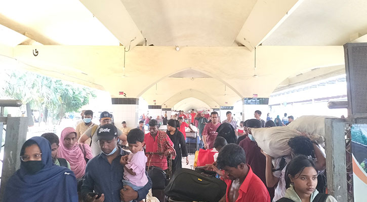 কমলাপুরে ঢাকামুখী মানুষের চাপ বেড়েছে