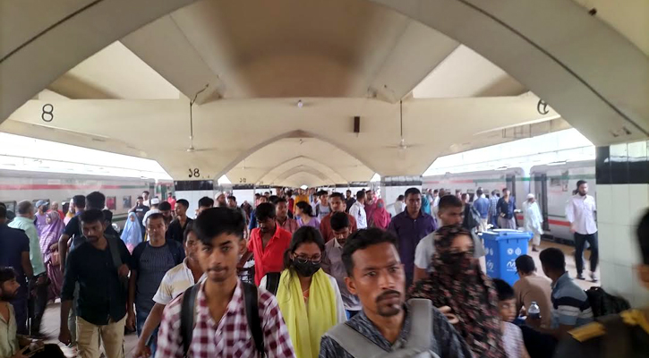 ছুটি শেষে ঢাকায় ফিরছে মানুষ, কমলাপুরে উপচে পড়া ভিড়