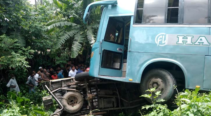 ঝালকাঠিতে বাস-পিকআপভ্যান সংঘর্ষে নিহত ২