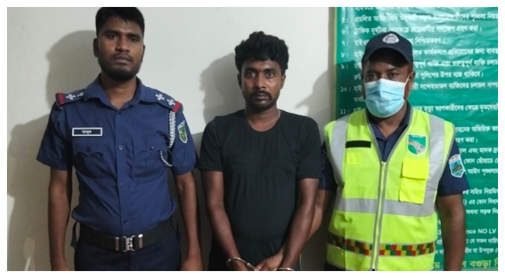 মীমাংসার জন্য এসে ৩ জনকে চাপা দেওয়া কাভার্ডভ্যানচালক গ্রেপ্তার