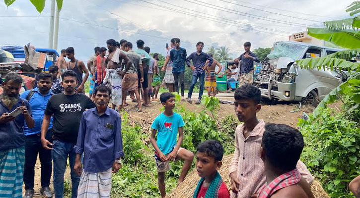 নরসিংদীতে বাস-মাইক্রো-সিএনজির ত্রিমুখী সংঘর্ষে শিশু নিহত, আহত ১০