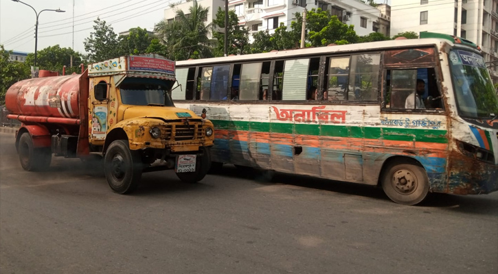 সড়কের একপাশ অবরোধ শিক্ষার্থীদের, অন্যপাশ চালু রাখল ট্রাফিক পুলিশ