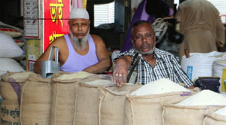 নওগাঁয় অস্থির চালের বাজার