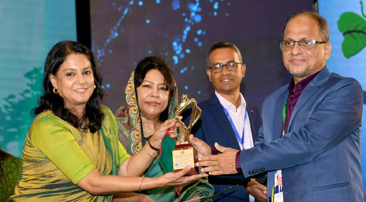 বৃক্ষরোপণ, বন্যপ্রাণী সংরক্ষণে জাতীয় পুরস্কার দিলেন পরিবেশ উপদেষ্টা