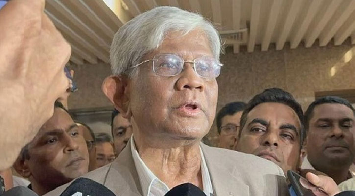কথা বলছেন অর্থ উপদেষ্টা ড. সালেহউদ্দিন আহমেদ।
