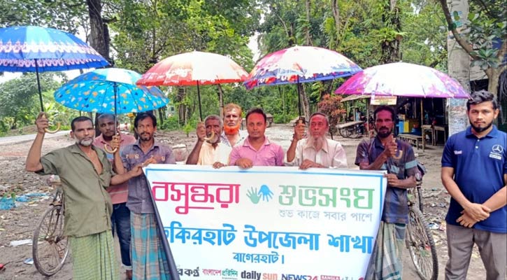 ফকিরহাটে ভ্যানচালকদের মাঝে বসুন্ধরা শুভসংঘের ছাতা বিতরণ