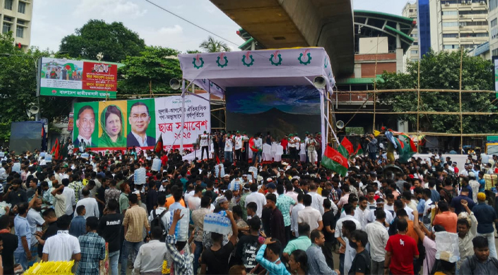 শাহবাগে উৎসবের আমেজ, স্লোগানে মুখর সমাবেশস্থল