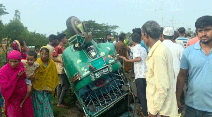 দুই মোটরসাইকেল ও অটোরিকশার সংঘর্ষে নিহত বেড়ে ৫