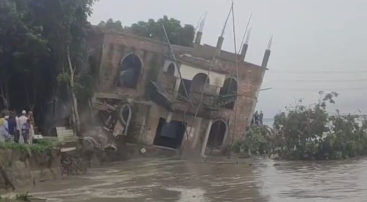 চোখের পলকে পদ্মায় বিলীন দোতল মসজিদ!