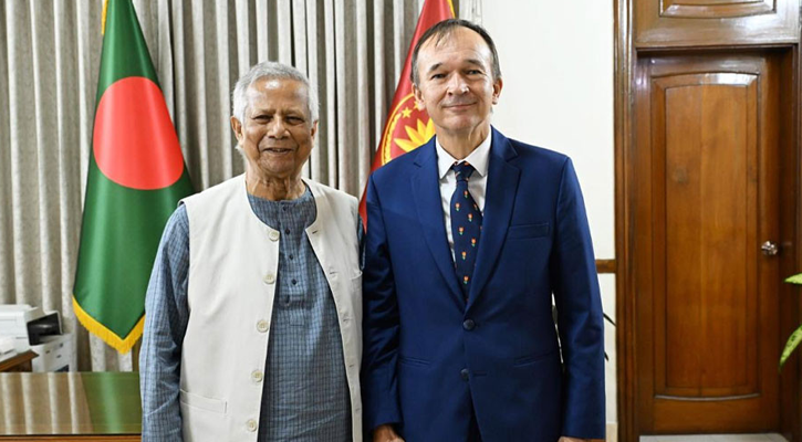 জুলাই গণ-অভ্যুত্থান নিয়ে নিজের গাওয়া গানের কপি প্রধান উপদেষ্টাকে দিলেন ডাচ রাষ্ট্রদূত