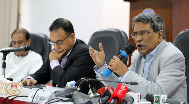 আয়নার সামনে দাঁড়িয়ে নিজেকে প্রশ্ন করুন আপনি সাংবাদিক নাকি রাজনীতিবিদ: আলী রীয়াজ