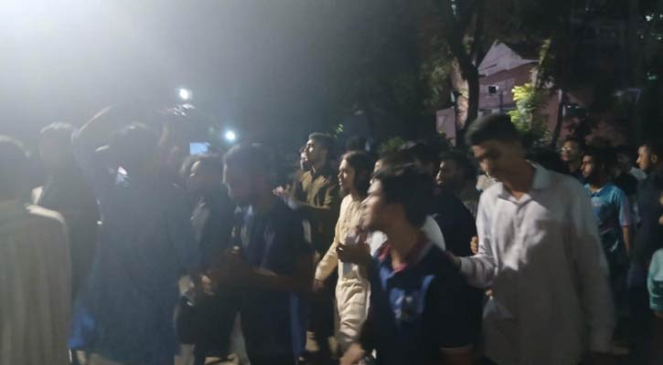 হলে রাজনীতি নিষিদ্ধের দাবিতে মধ্যরাতে উত্তাল ঢাবি