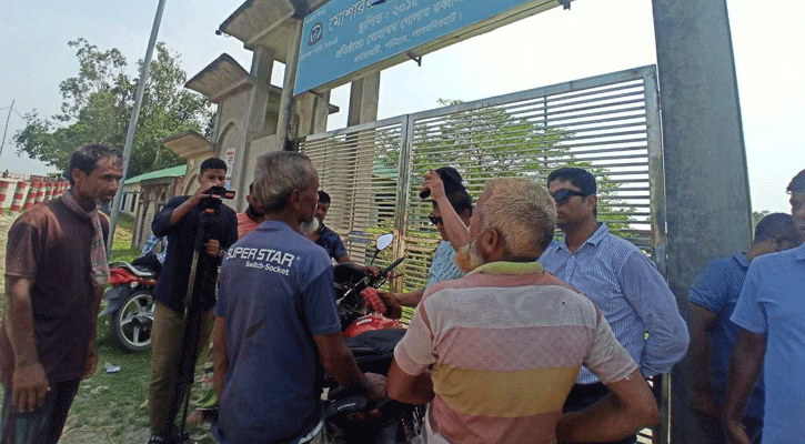 একটা লাশ তুললে তিনটা কবর খুঁড়তে হবে: শহীদ আজিজুলের বাবা