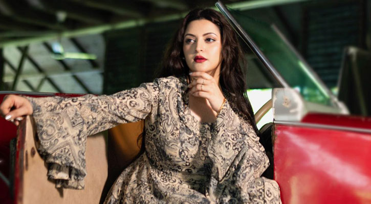 নিজের অতিথিদের থাপড়াতে চাইলেন পরীমণি!
