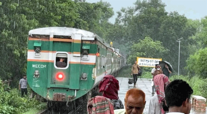 মহানগর এক্সপ্রেসের ২ বগির হুক ভেঙে বিচ্ছিন্ন ৬ বগি, আপ লাইন বন্ধ