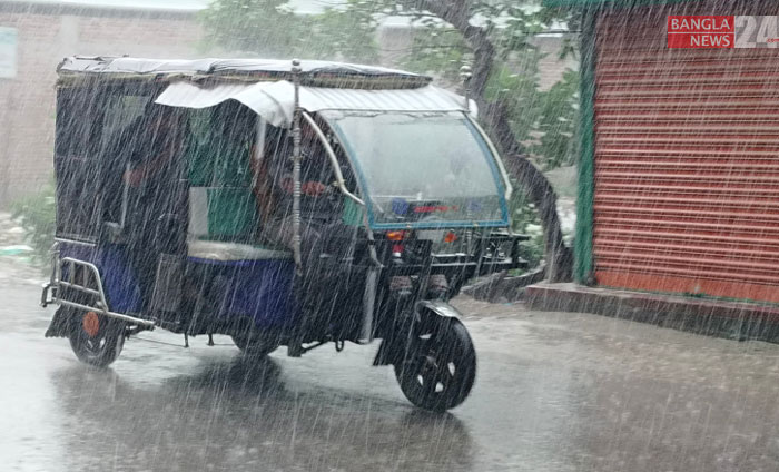 ঢাকাসহ ৪ বিভাগে অতিভারী বৃষ্টি, শঙ্কা পাহাড় ধসের