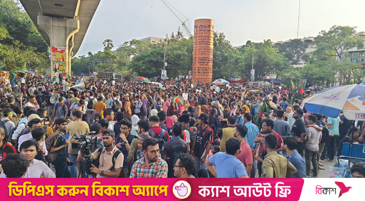 ৩ দফা দাবিতে বুয়েট শিক্ষার্থীদের শাহবাগ অবরোধ